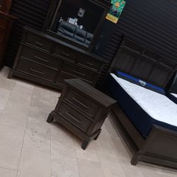 *Labor Day Now*---Lindex Attractive Queen/King Bedroom Sets---From $899---Delivery And Financing Available👌