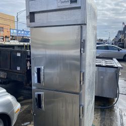 Upright refrigerator 