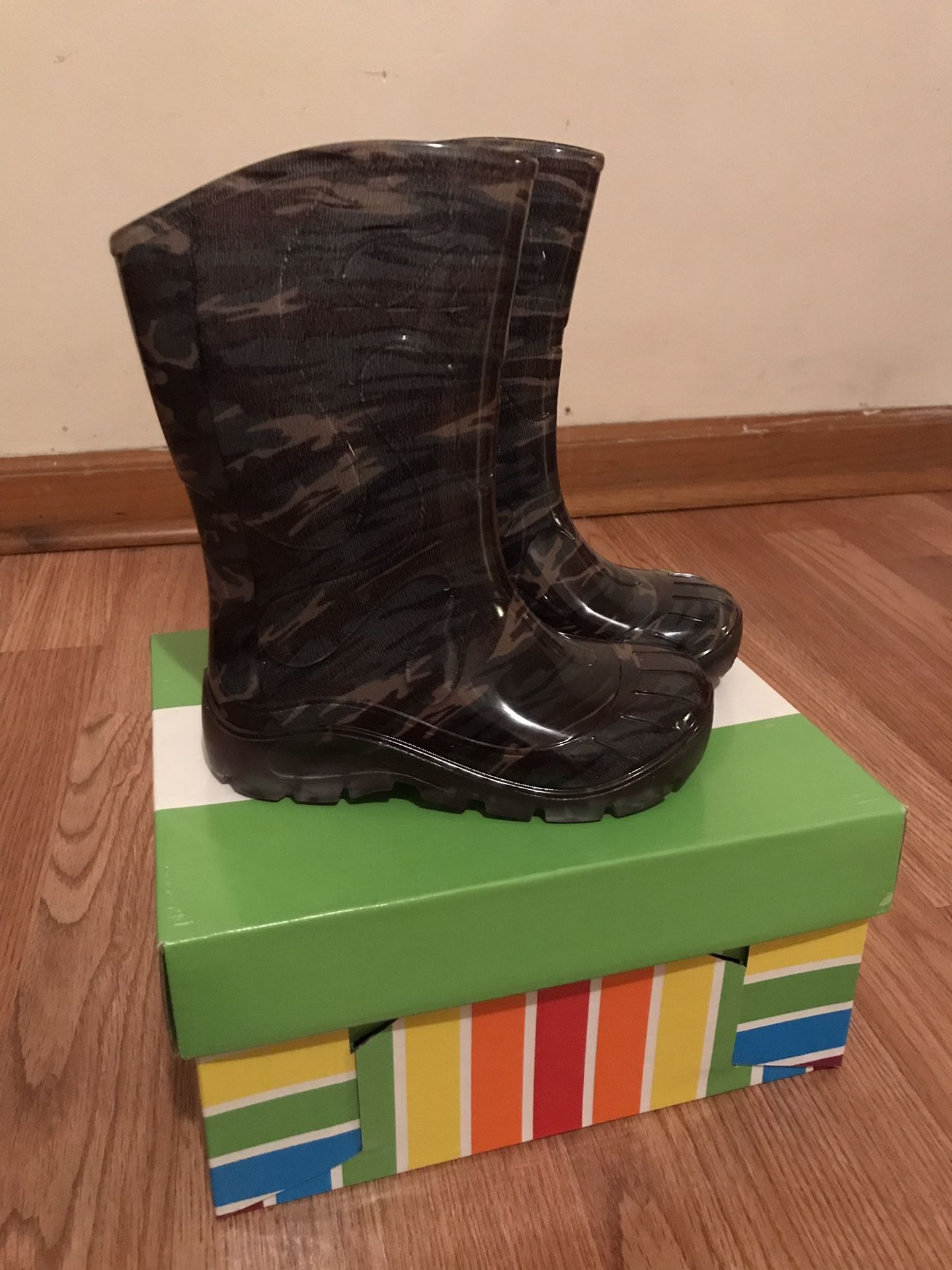 BOYS RAIN BOOTS SIZE 8 TODDLER