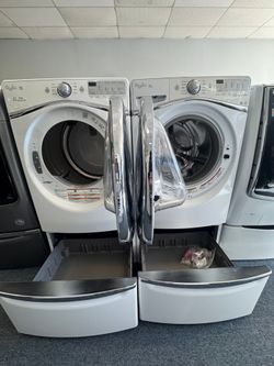 Whirlpool washer and dryer set // pedestals included 