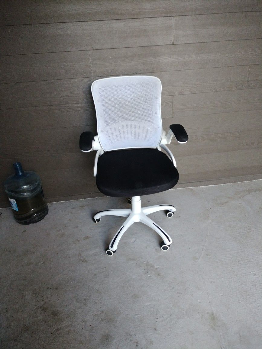 White/Black Rolling Chair