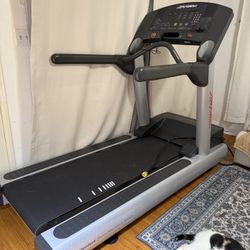 Life Fitness Integrity CLST Treadmill