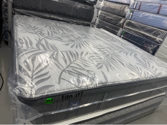 KING SIZE SEALY POSTUREPEDIC PLUS PILLOW TOP MATTRESS & BOX SPRINGS BED SET
