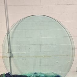 Glass dinning table top 72" round, 5/8" tick, good  condition  no scratches. 