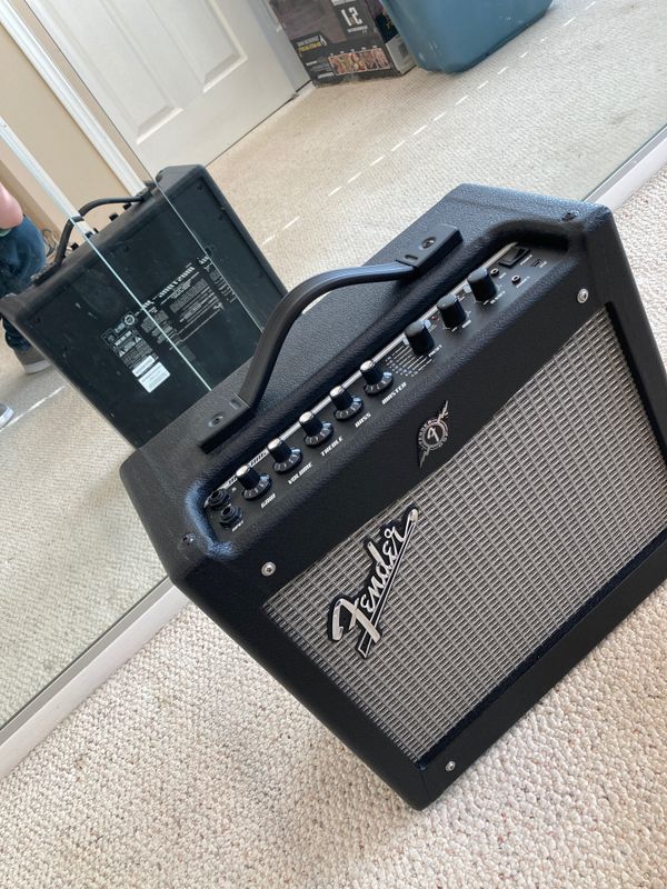 Fender Mustang I Fender 7 DSP combo amp with many options for sounds