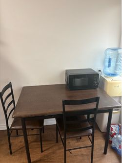 Table w 2 chairs
