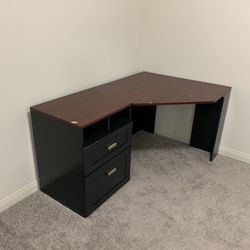Corner Desk (interchangeable sides)