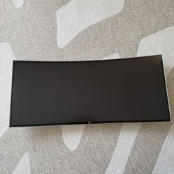 LG 34” Ultrawide Monitor + Adjustable Arm – Great Condition