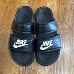 Nike off court duo women’s  slides size 9  black and white