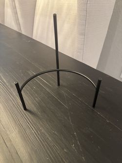 Black Metal Plate Stand 