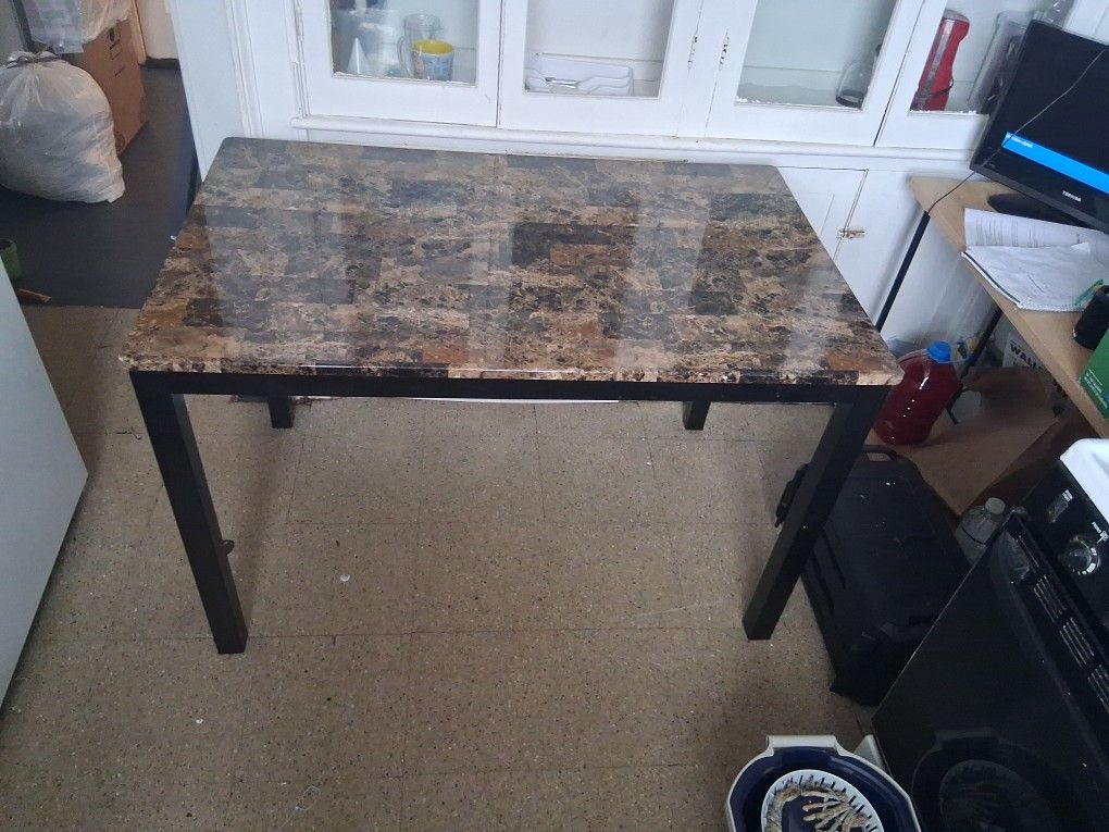 Kitchen table/ Coffee table/table, Shoot me an Offer