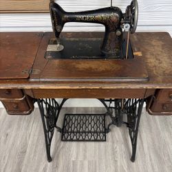 Vintage Singer Sewing Machine With Table