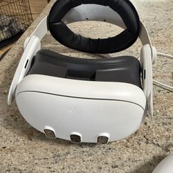Oculus 3. Great Condition. 128GB. With Case. Upgraded Headband. 