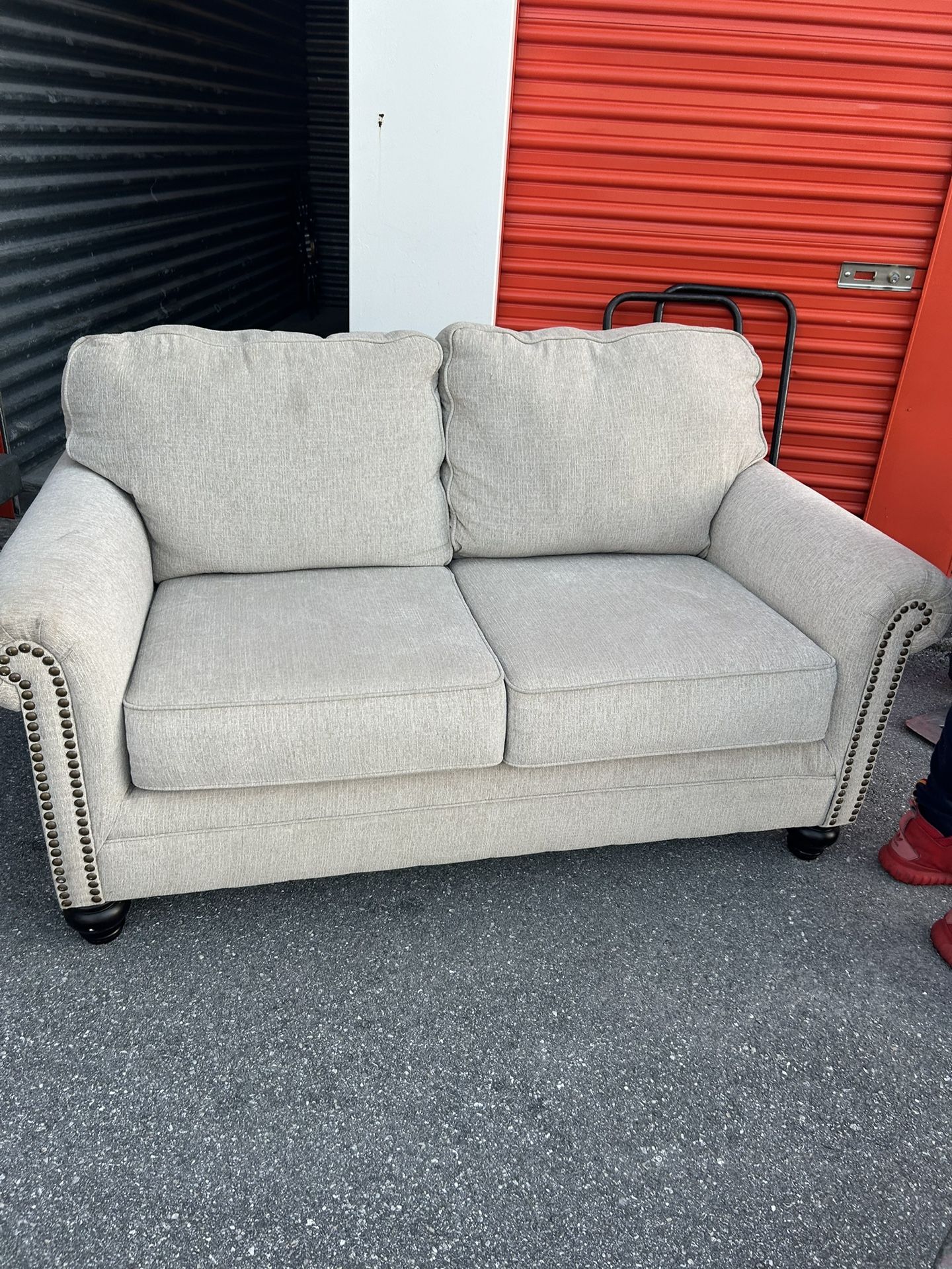 STUDDED LOVE SEAT Cindy Crawford