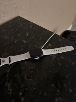 Apple Watch SE 40mm – White Band – Used