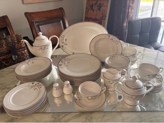 La Luna  57 piece china set Serves 8