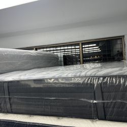 QUEEN SIZE SEALY POSTUREPEDIC PLUS MATTRESS & BOX SPRING BED SET