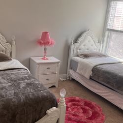 2 Twin Size Bed With Nightstand And Drawer With Lamp