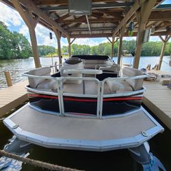 20 Ft Pontoon Boat Like NEW 
