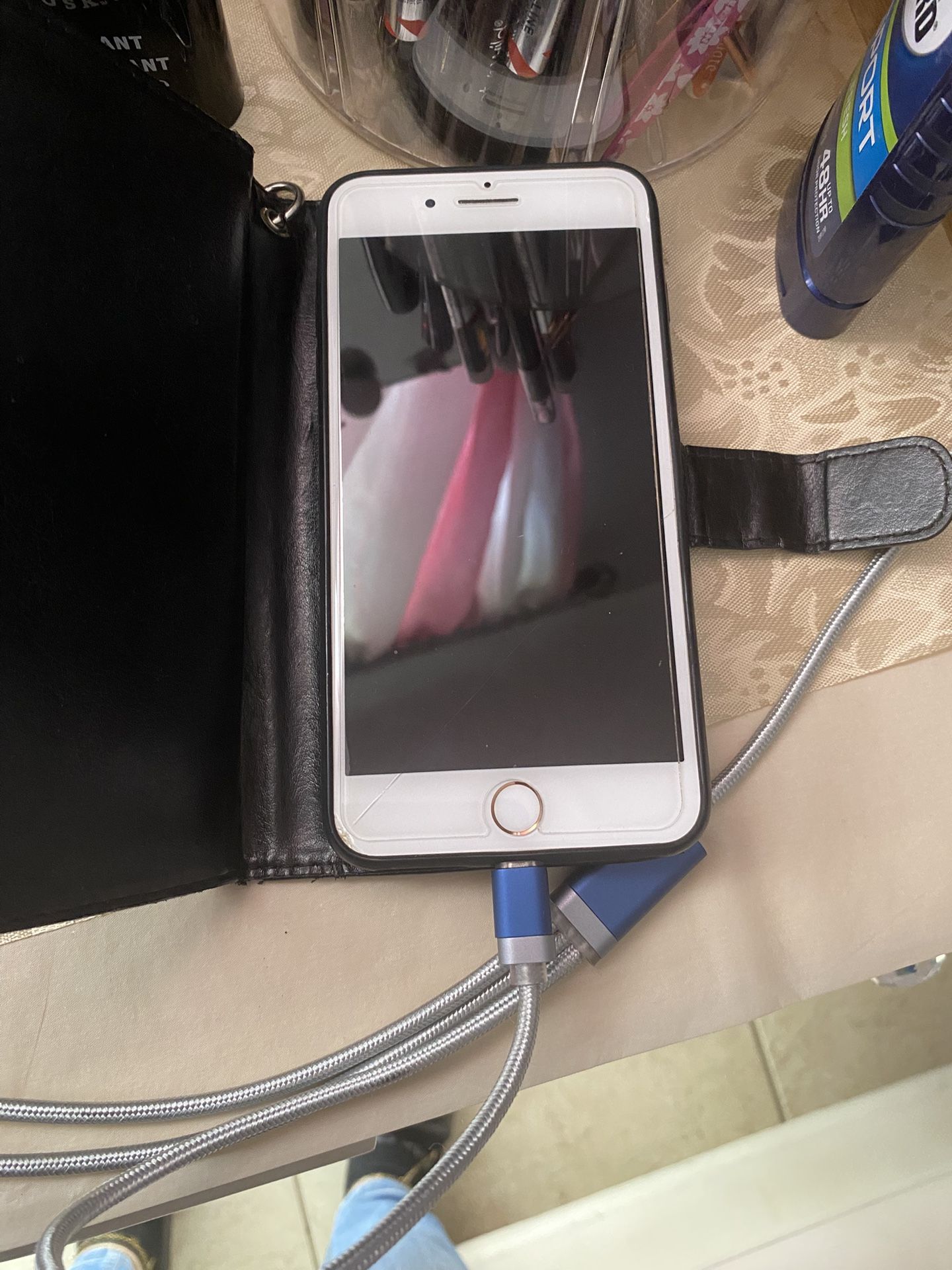 iphone 7 lo único que tiene es el la pantalla por una esquina rota