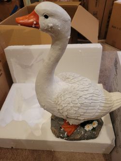 Goose statue 19in