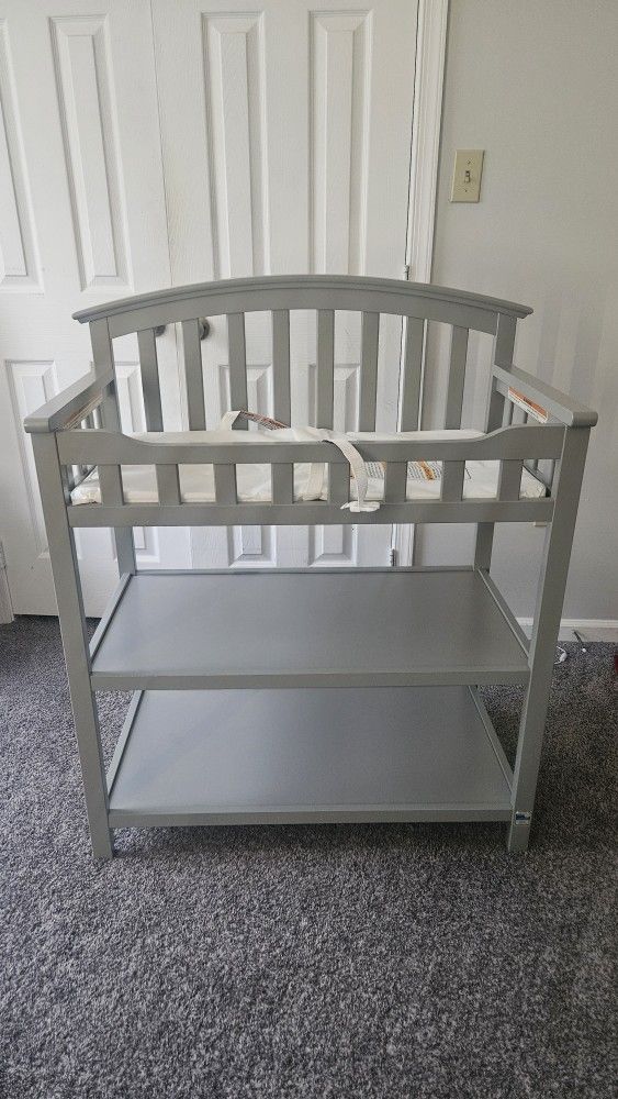 Graco Changing Table + Diaper Genie – Great Condition