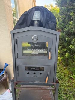 Tromen wood-fired oven with stand
