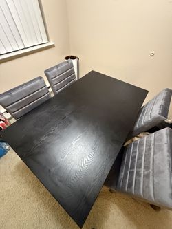 Dining table w/ 4 chairs