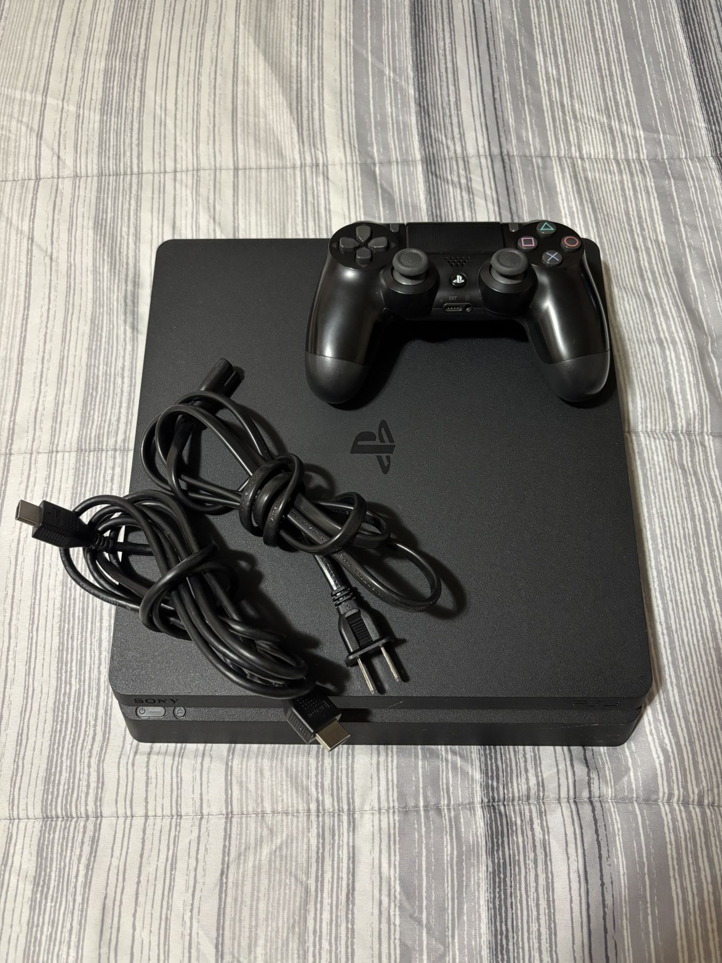 Like New Play Station 4 Slim