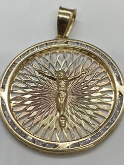 14k Solid Gold Jesus Christ Pendant. Grams 3.4