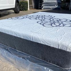 Queen Bamboo Hybrid Cool Gel Memory Foam Mattress!!