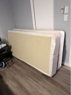 🛏️ Set of 2 Box Springs – Excellent Condition