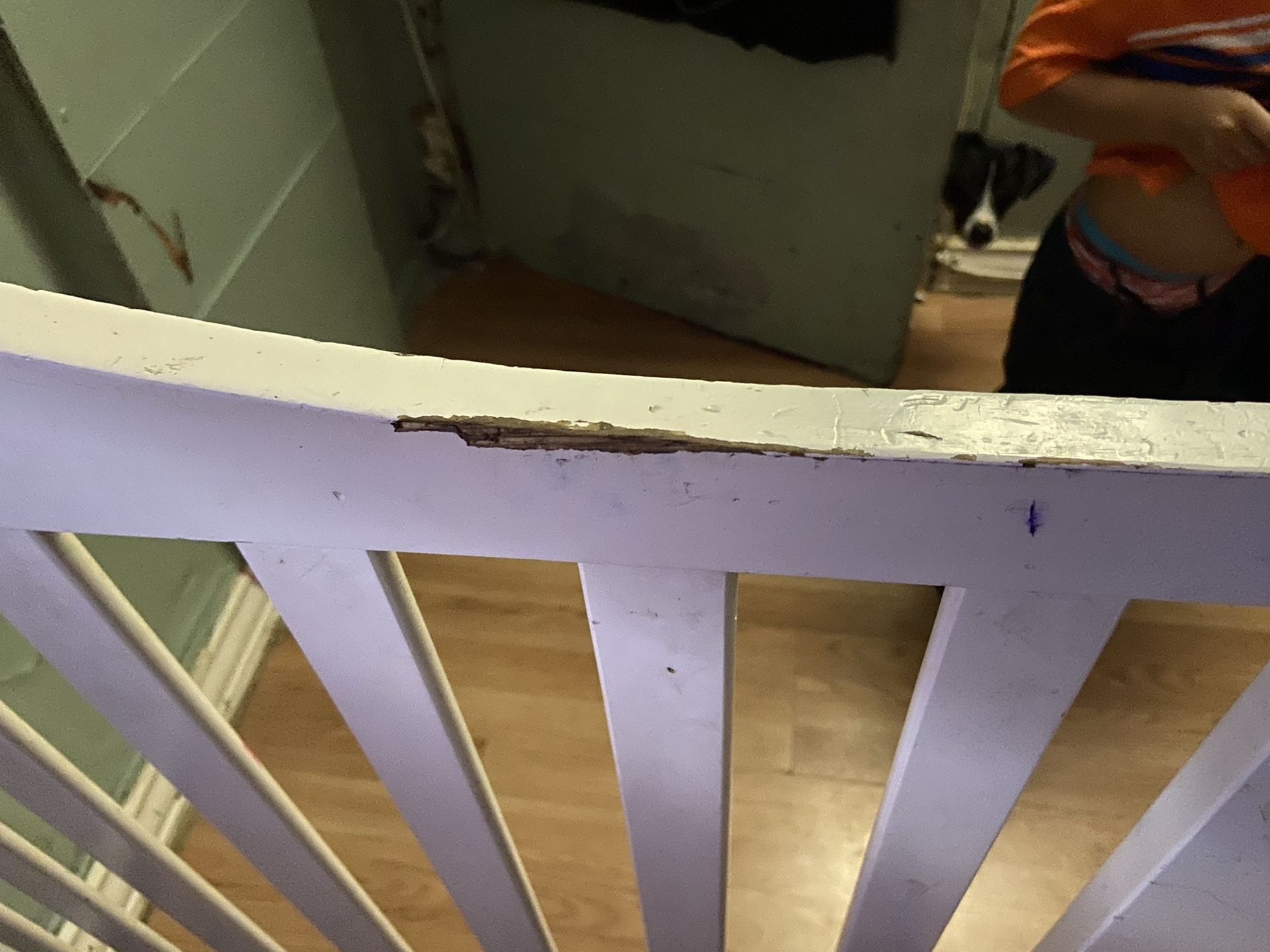 Crib converts to full bed or todler bed needs paibt has biting on one rail