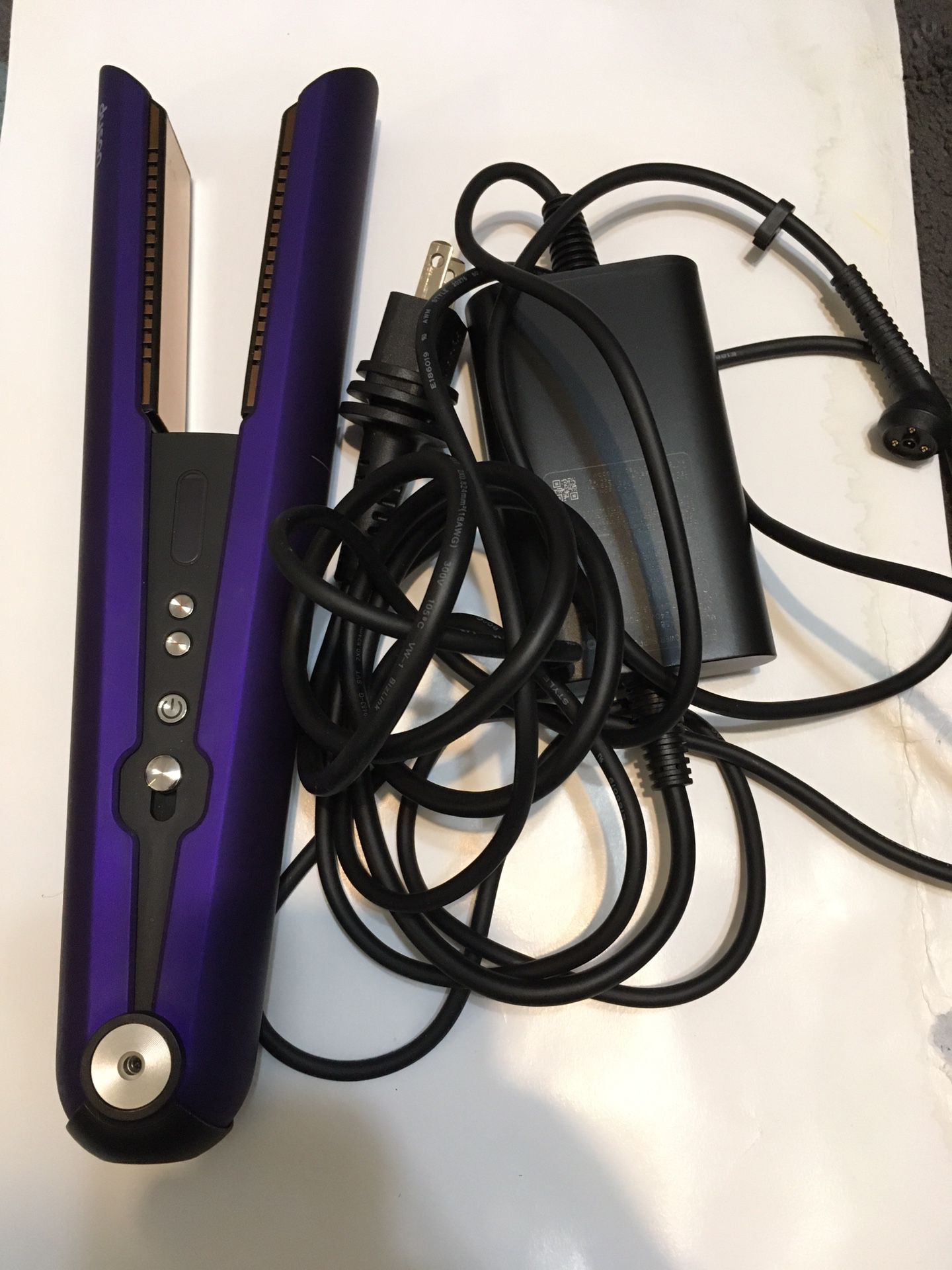 Dyson Corrale Hair Straightener - HS03 purple/Black   In good working condition   Comes with charger 