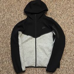 Black and grey nike tech