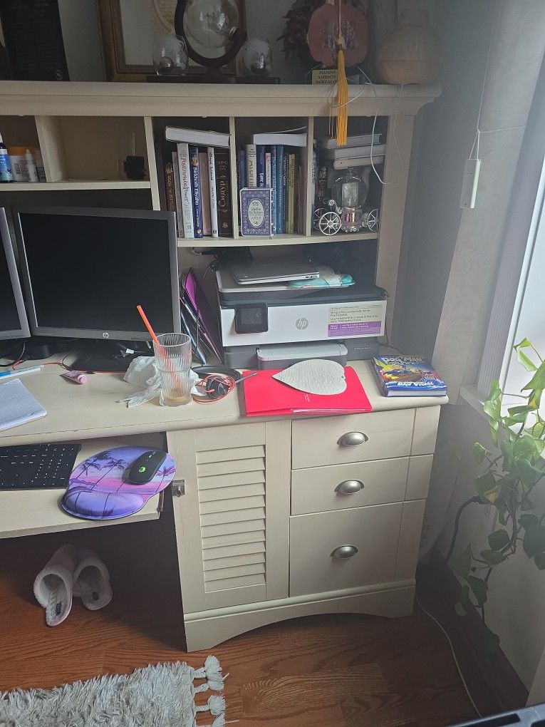 Desk With Hutch
