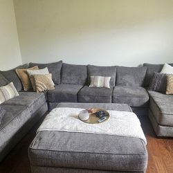 495 Stanton Ottoman And 329 3piece Stanton Sectional 39h X 163w X 103d Must Pick It Up Will Not Deliver 