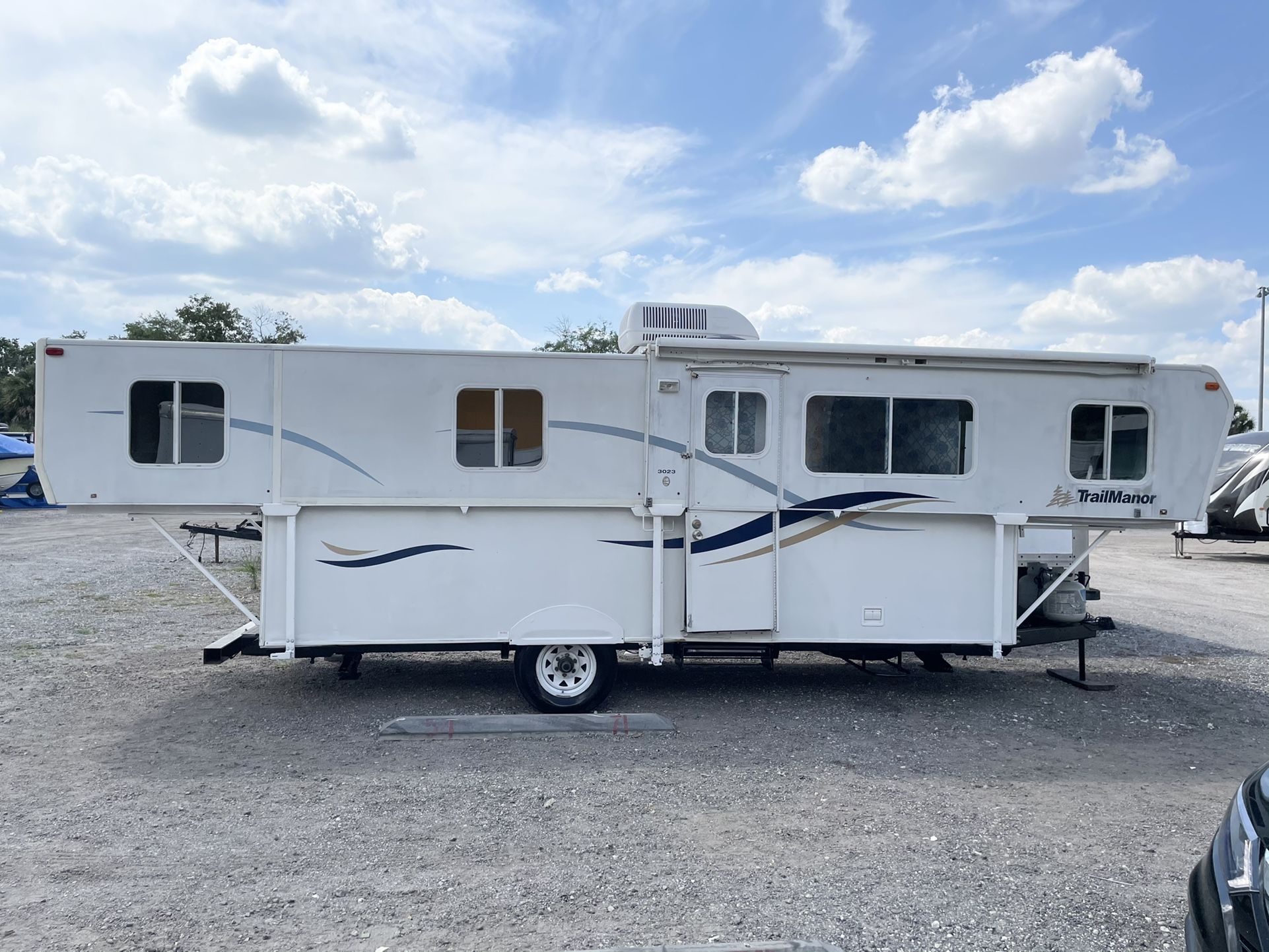 Photo 2003 Trailmanor 23ft Travel Trailer