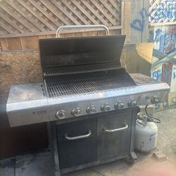 Grill With Gas Tank