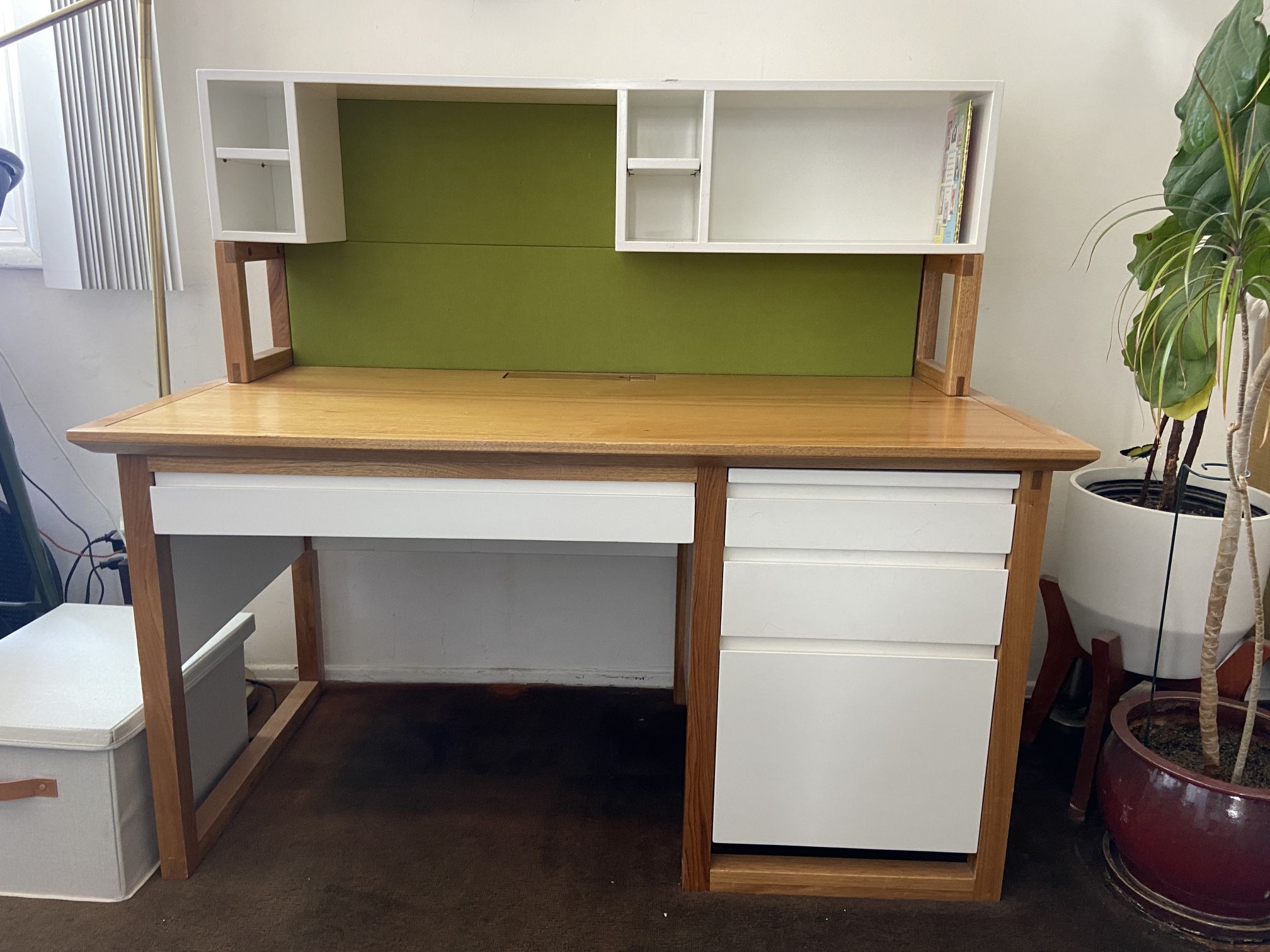 Children’s Desk With Hutch