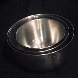 Set Of 3 Great Condition Stainless Steal Nesting Mixing Bowls.  1 Is  Farberware Double Thumb Ring #734. $20 Pickup/$23 Shipping