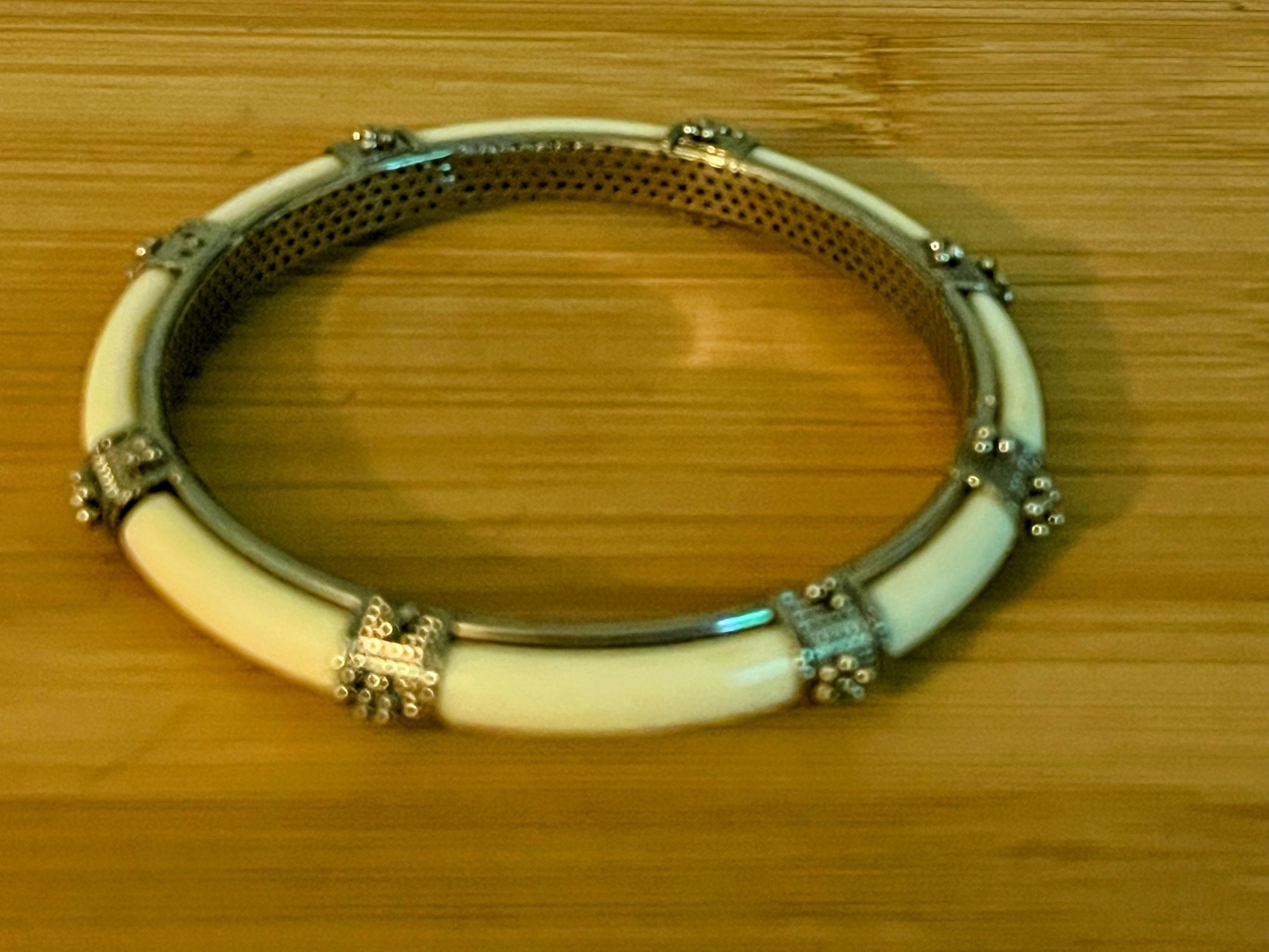 VINTAGE CREAM ORNATE SILVER TONE METAL BANGLE BRACELET