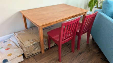 Kids table + 2 chairs