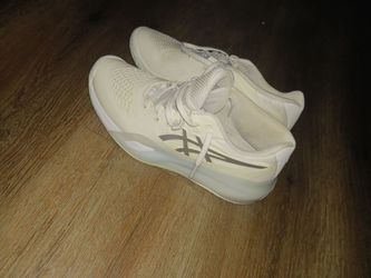 ASICS 8 1/2 new