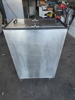 Silver King SKF82 14" Mobile Ice
Cream Dipping Cabinet 3 gal Tub
Capacity 115V Tested Works Good!!