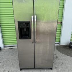 GE Stainless Steel Refrigerator SxS 
