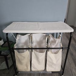 Tabla De Planchar Y Cesto De Ropa 3 Compartimentos. Tabla De Planchar Es La Tapadera. Muy Practico.