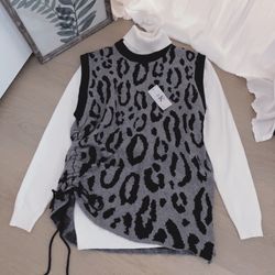 Beautiful cheetah print sweater vest 