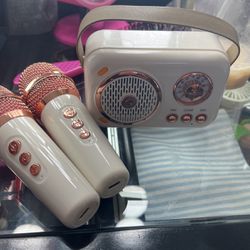 Cute Speaker With 2 Microphones 