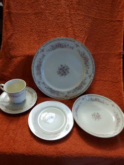 Celebrity Elizabeth 20 Piece China Set.  New